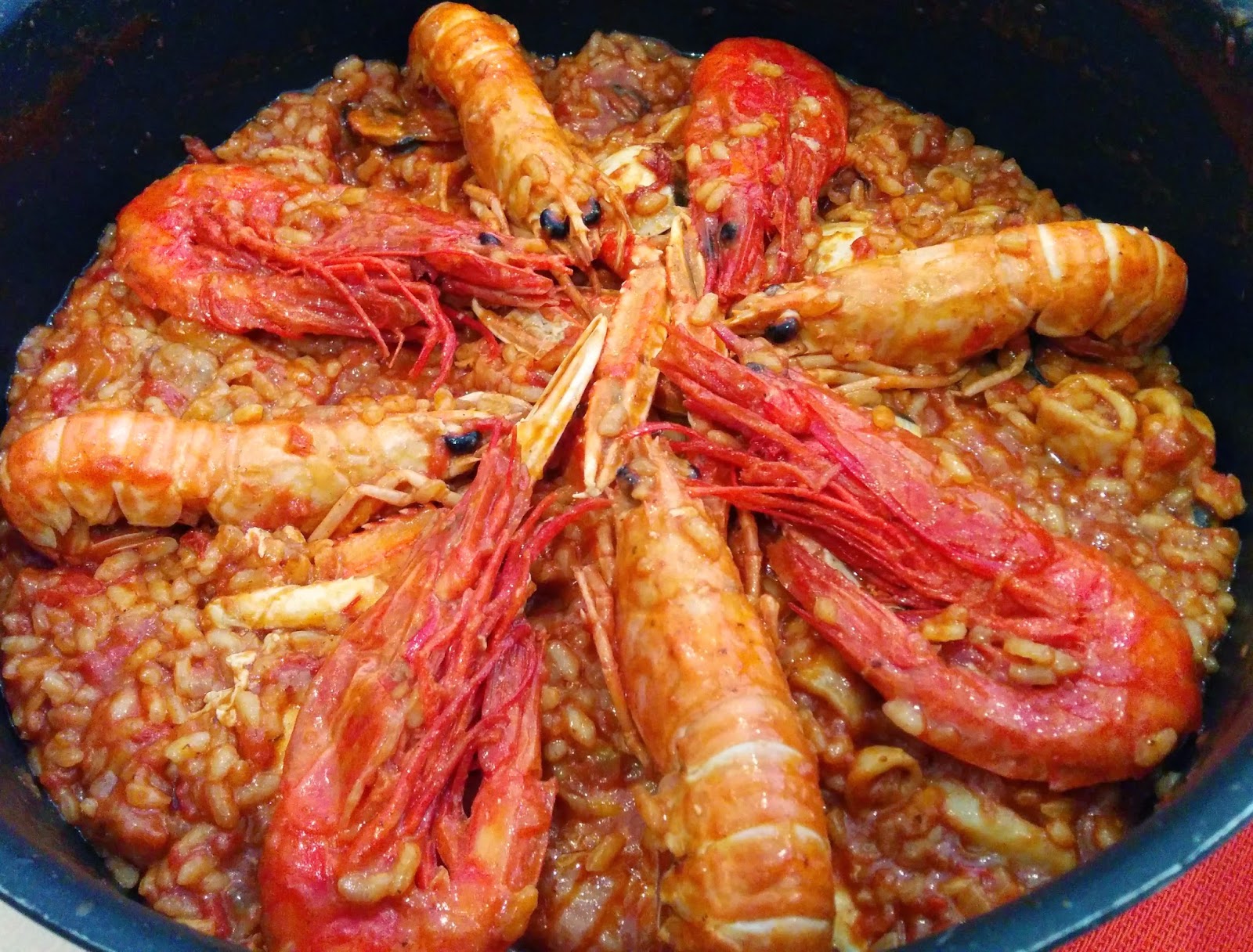 Qui té la paella pel mànec fa anar l'oli on vol